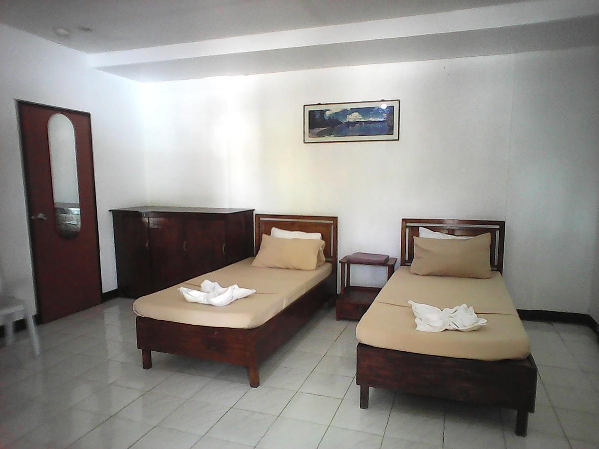 Hotel Gazebo Pools And Restaurant Cabadbaran Esterno foto