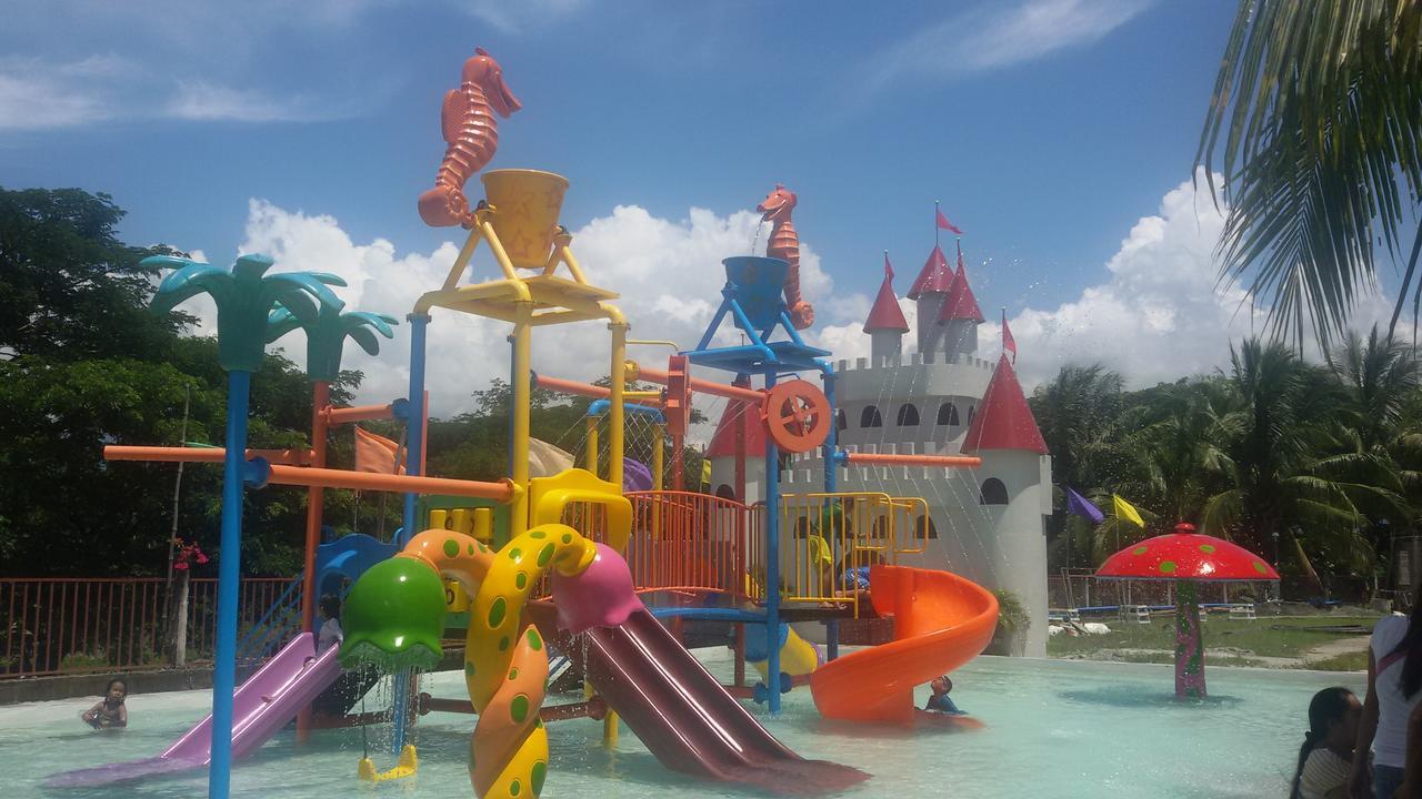Hotel Gazebo Pools And Restaurant Cabadbaran Esterno foto